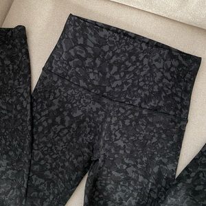 Lululemon Align 28”
Wild Thing Camo Deep CoalMulti